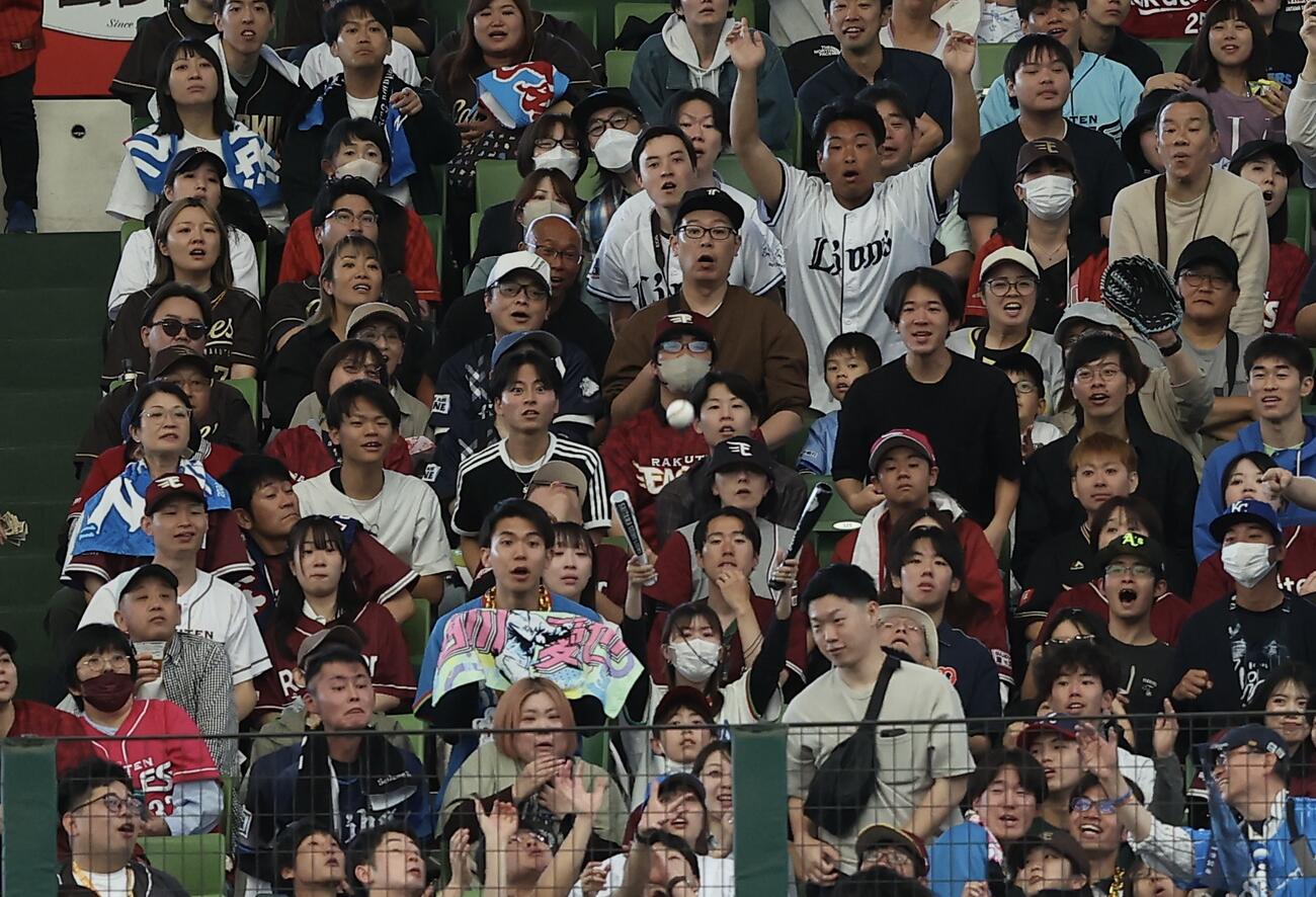 西武対楽天　4回裏西武1死二塁、右越え2点本塁打となる西川愛也の打球（撮影・河田真司）