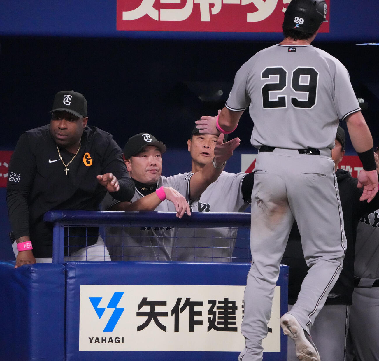 中日対巨人　2回表巨人2死二塁、阿部慎之助監督（左から2人目）は平山功太の適時打で生還したボビー・ダルベックとタッチを交わす（撮影・森本幸一）