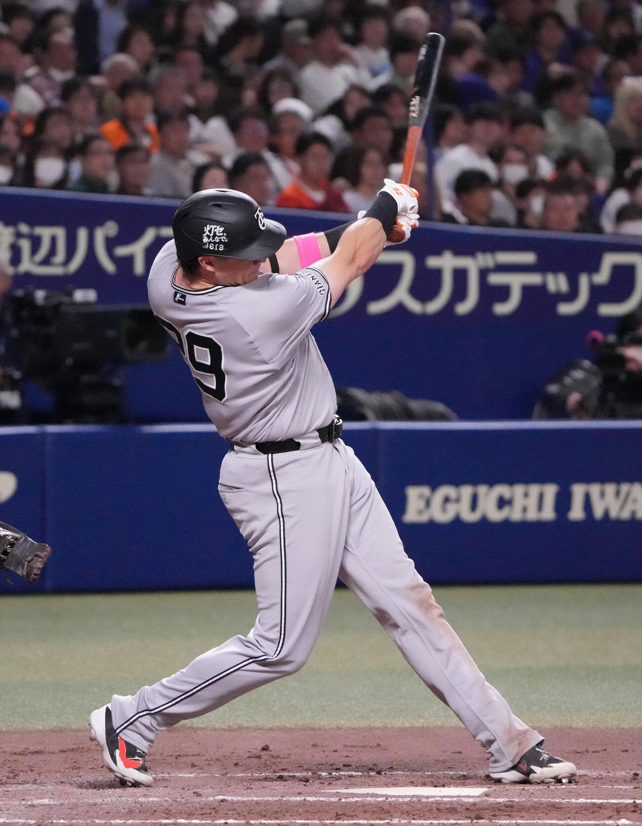 中日対巨人　4回表巨人無死一塁、2点本塁打を放つボビー・ダルベック（撮影・森本幸一）