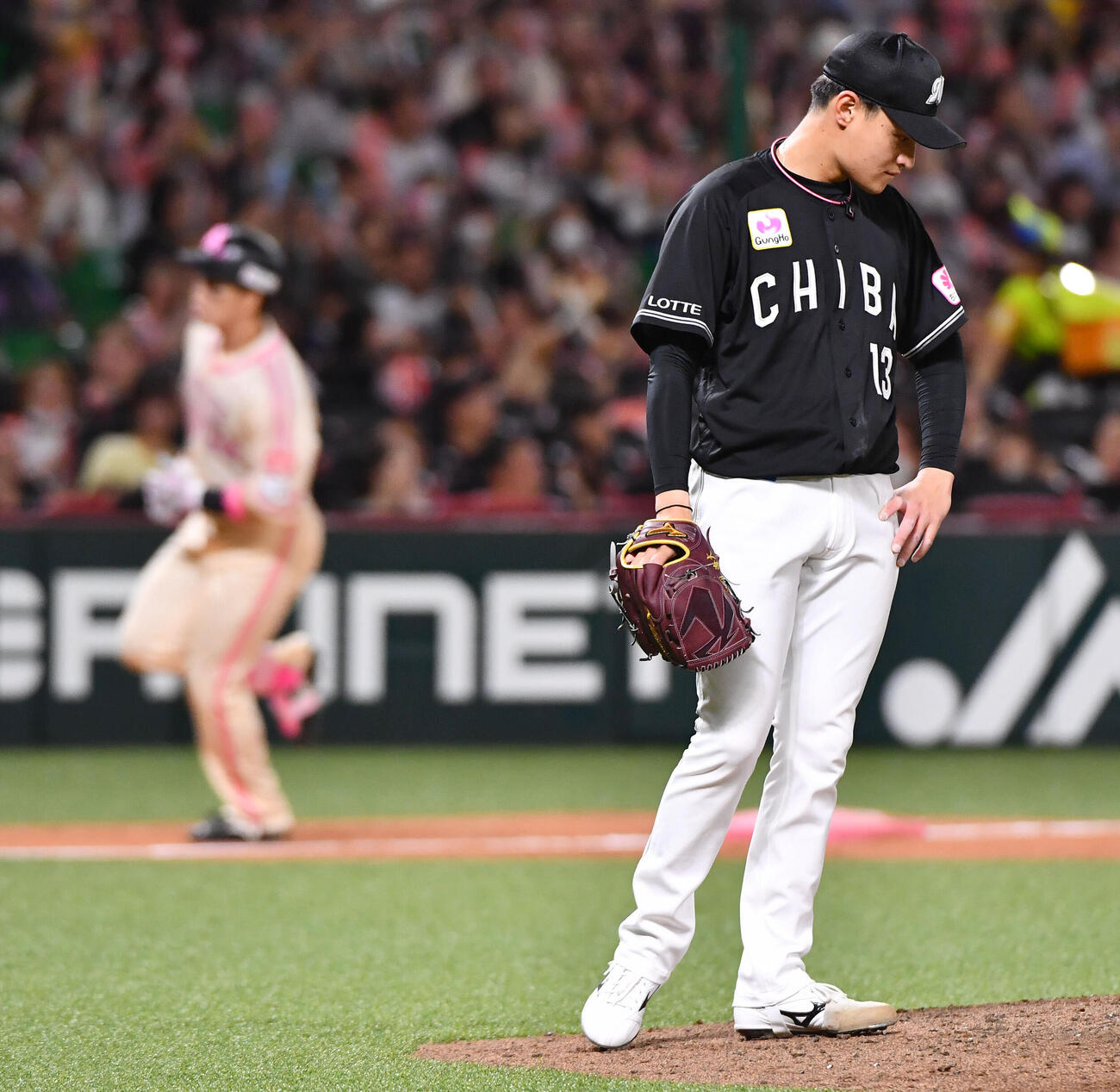 ソフトバンク対ロッテ　4回裏ソフトバンク無死、栗原陵矢（左）に勝ち越しの右越え本塁打を打たれた毛利海大（撮影・岩下翔太）