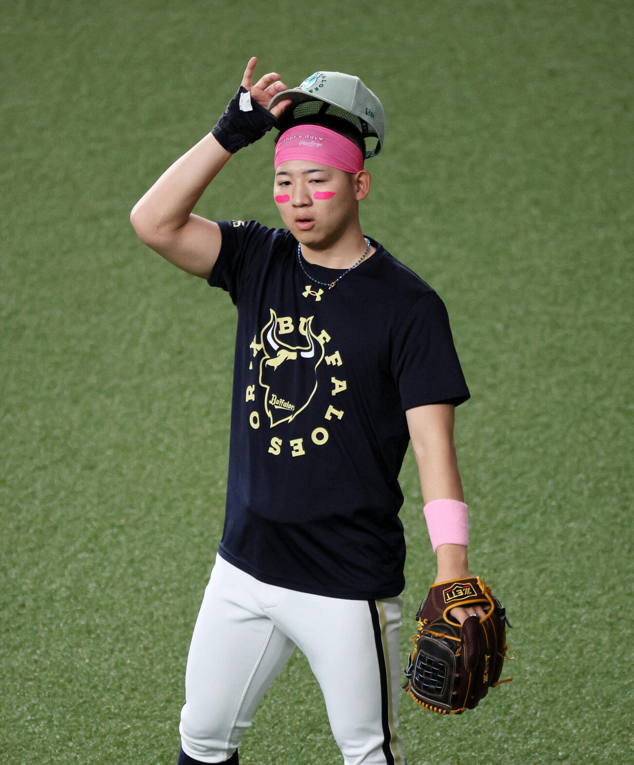 オリックス対日本ハム　オリックス椋木蓮はピンクのヘアバンド、リストバンドに加え、アイブラックの代わりに愛ピンクを装備　（撮影・宮崎幸一）