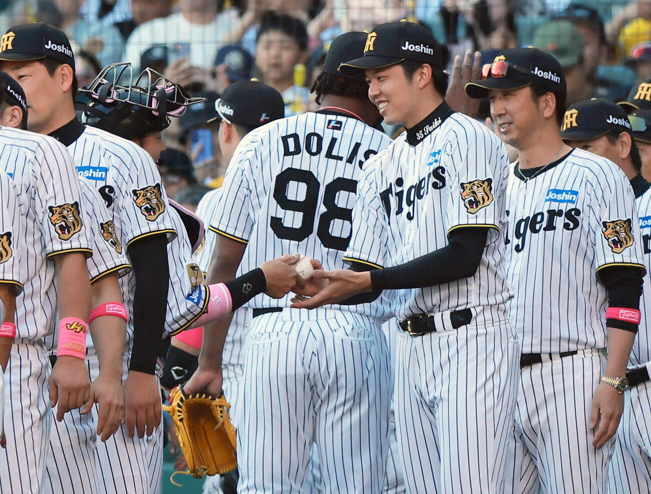 阪神対DeNA DeNAに勝利した阪神才木浩人（右から2人目）は梅野隆太郎からウイニングボールを受け取る。右は藤川球児監督（撮影・上山淳一）