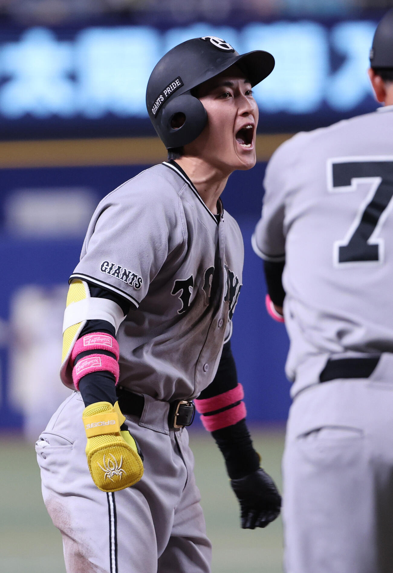 中日対巨人　6回表巨人2死二、三塁、浦田俊輔は右中間に適時三塁打を放ちベンチに向かって絶叫（撮影・西尾就之）