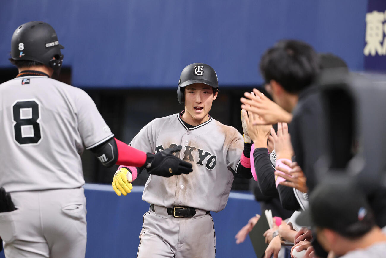 中日対巨人　8回表巨人2死一、二塁、二走浦田俊輔は吉川の適時打で生還しベンチ前で祝福を受ける（撮影・西尾就之）