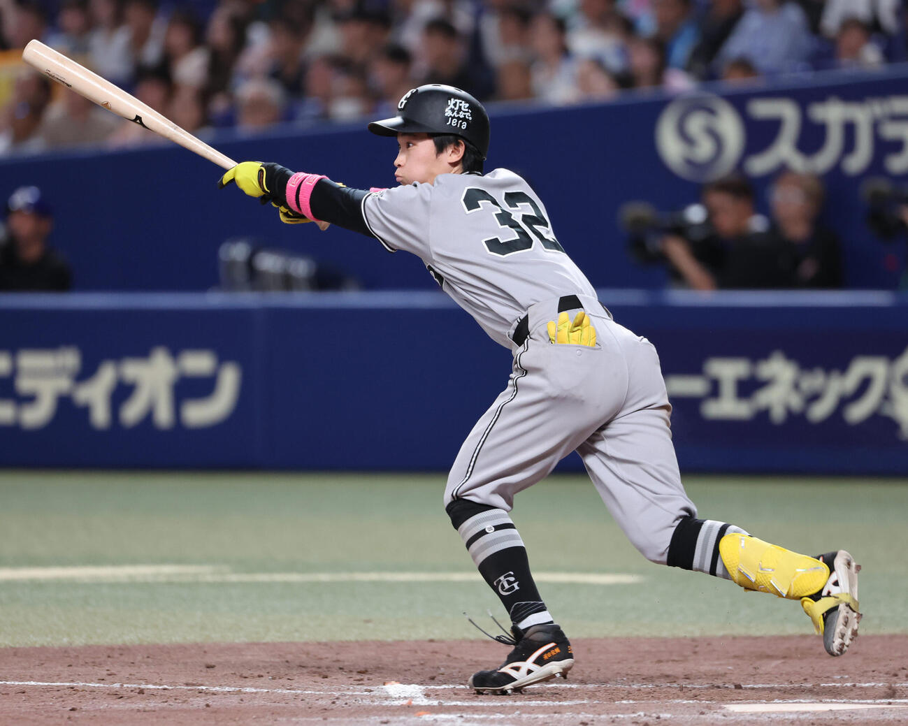 中日対巨人　9回表巨人2死二、三塁、浦田俊輔は左中間に適時二塁打を放つ（撮影・西尾就之）