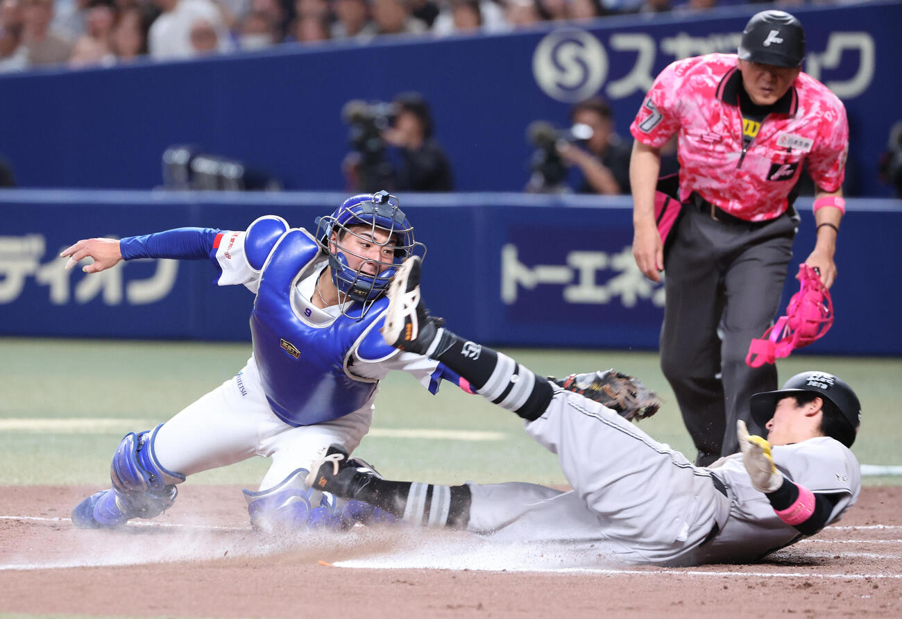 中日対巨人　8回表巨人2死一、二塁、二走浦田俊輔は吉川の適時打で生還。捕手石伊雄太（撮影・西尾就之）