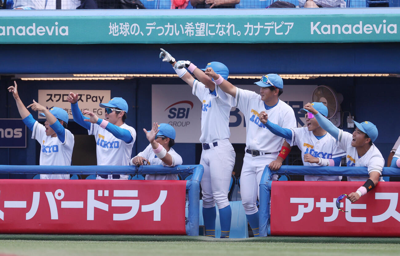 東京6大学野球　法大対東大　7回裏東大2死一、三塁、小村旺輔の適時打に喜ぶ東大ナイン（撮影・柴田隆二）