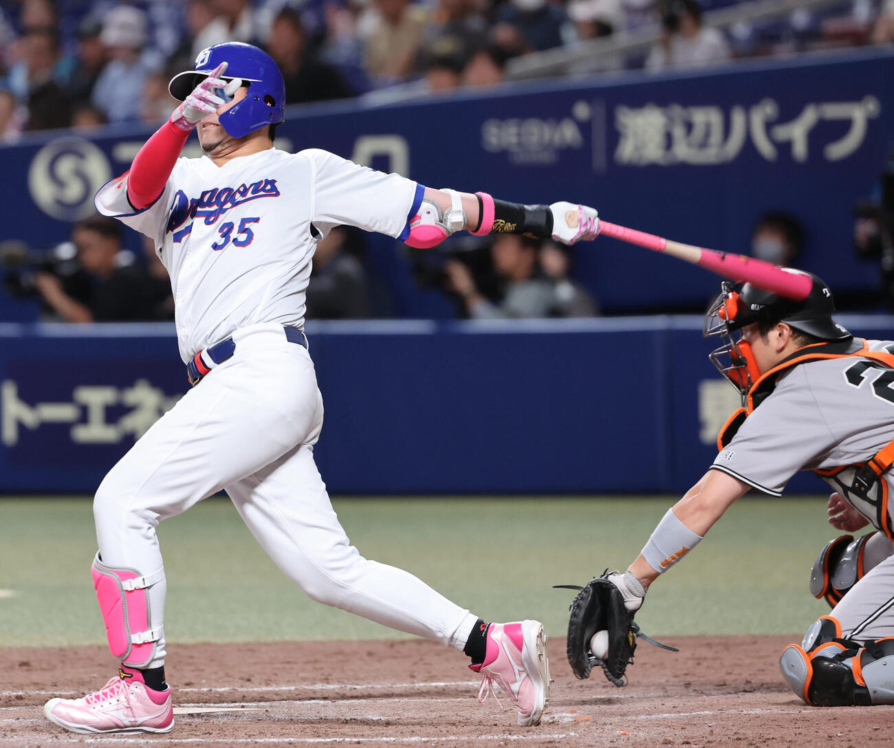 中日対巨人　9回裏中日1死一、三塁、木下拓哉の空振りしたバットが大城卓三の頭に当たる（撮影・西尾就之）