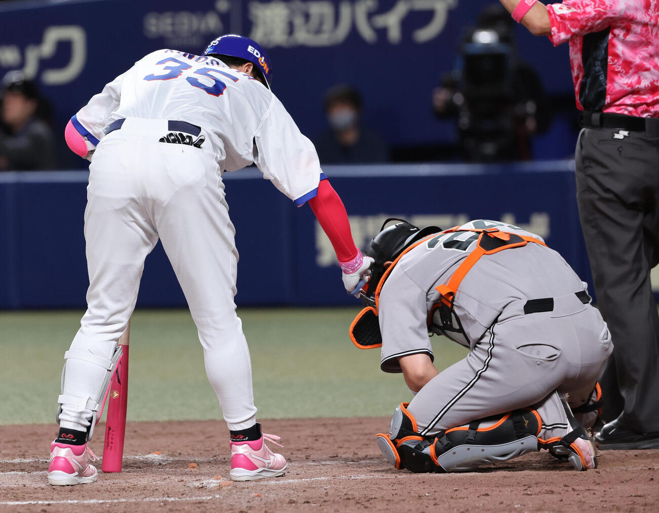 中日対巨人　9回裏中日1死一、三塁、木下拓哉の空振りしたバットが大城卓三の頭に当たり頭を抱える（撮影・西尾就之）