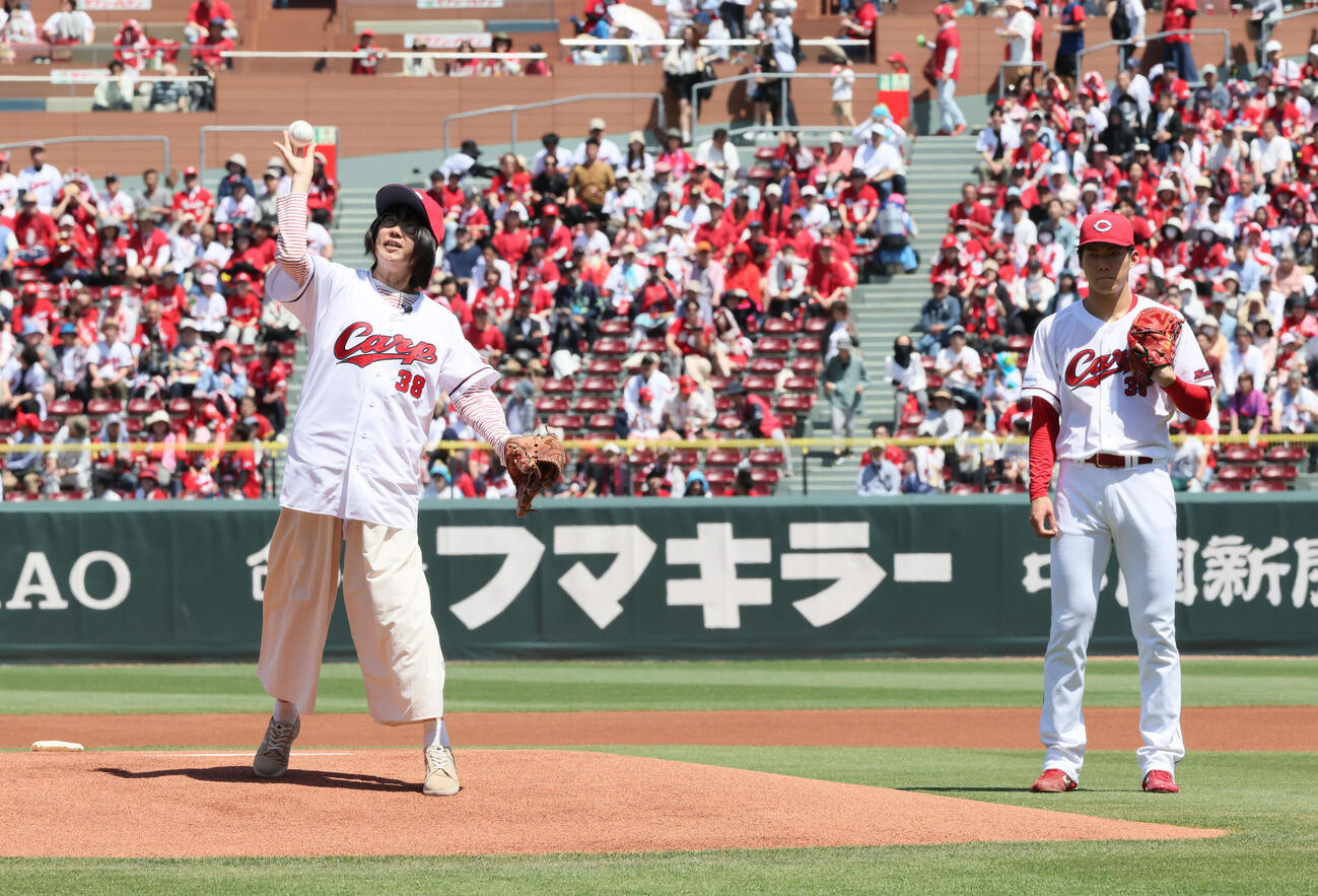 広島対ヤクルト　始球式で投げる母、恵美さん（左）と見守る赤木晴哉（撮影・加藤孝規）