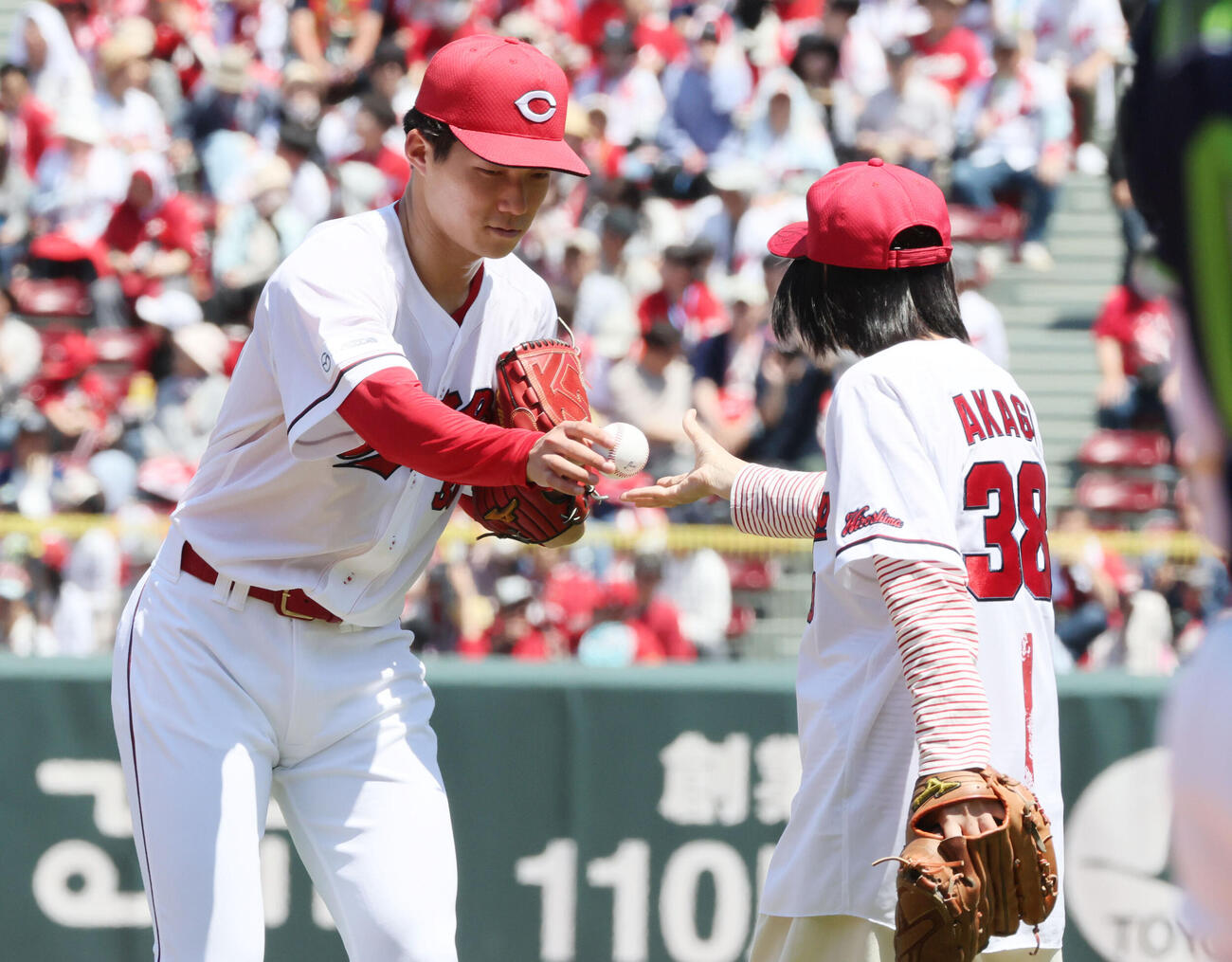 広島対ヤクルト　始球式で投げる母、恵美さんにボールを渡す赤木晴哉（撮影・加藤孝規）