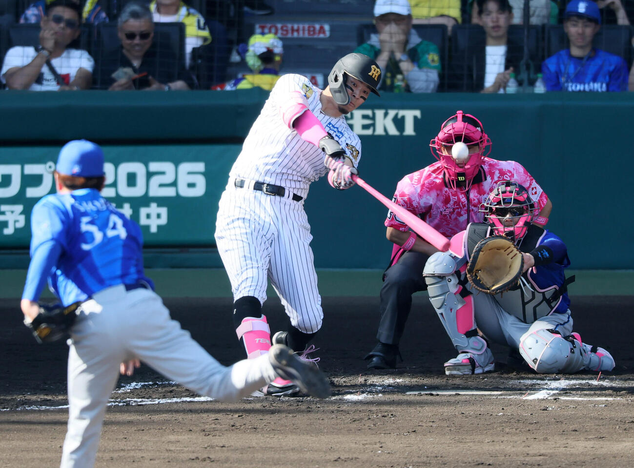 阪神対DeNA 6回裏阪神1死、佐藤輝明は左中間越えにソロ本塁打を放つ。投手石田裕太郎（撮影・加藤哉）