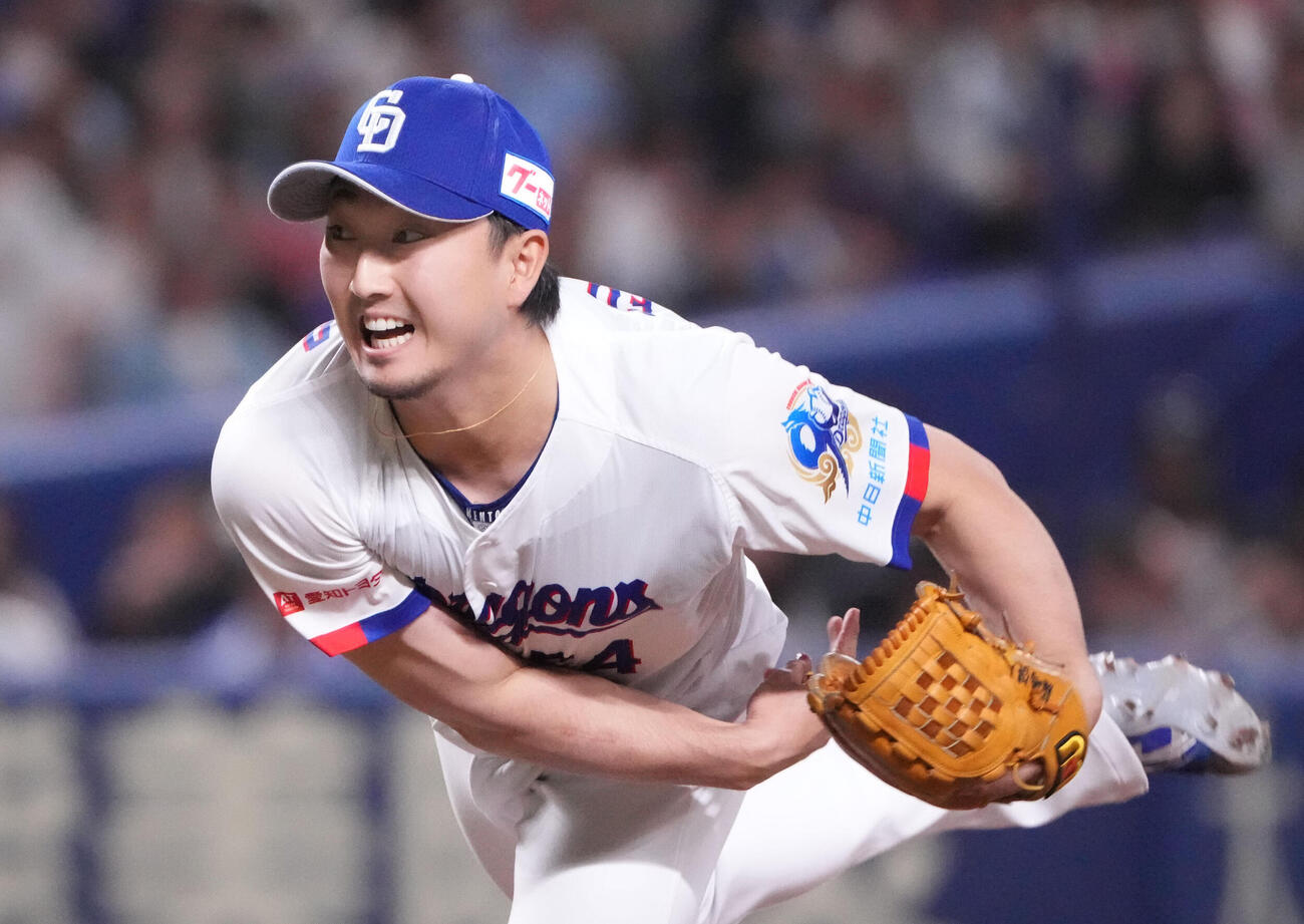 中日対巨人　8回表、巨人4番手で登板する藤嶋健人（撮影・森本幸一）