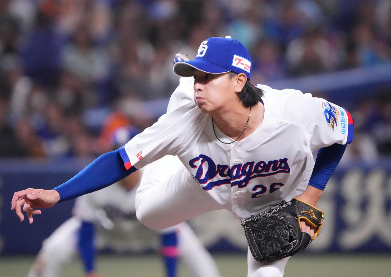 中日対巨人　9回表、中日5番手で登板する仲地礼亜（撮影・森本幸一）