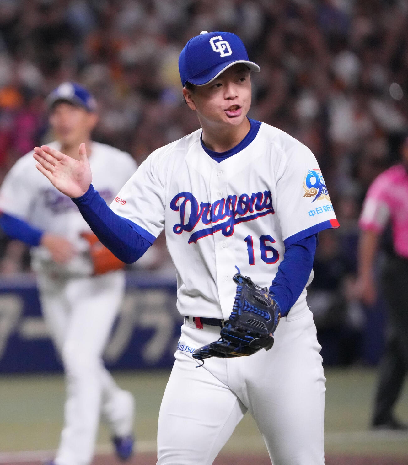 中日対巨人　5回表巨人2死一、三塁、丸佳浩を三振に仕留めグラブをたたきながらベンチへ戻る桜井頼之介（撮影・森本幸一）