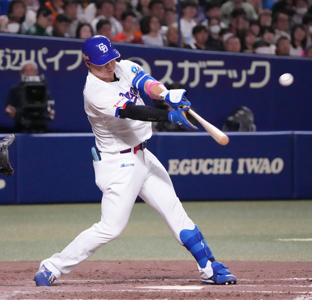 中日対巨人　5回裏中日1死二、三塁、犠飛を放つ細川成也（撮影・森本幸一）