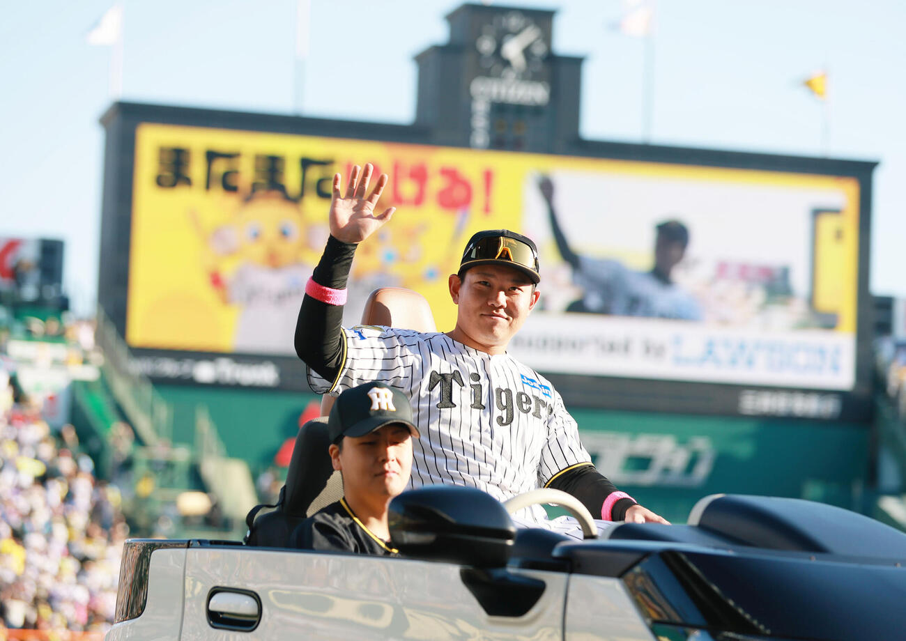 阪神対DeNA　ファンの声援に応えるヒーローの阪神嶋村麟士朗（撮影・上山淳一）