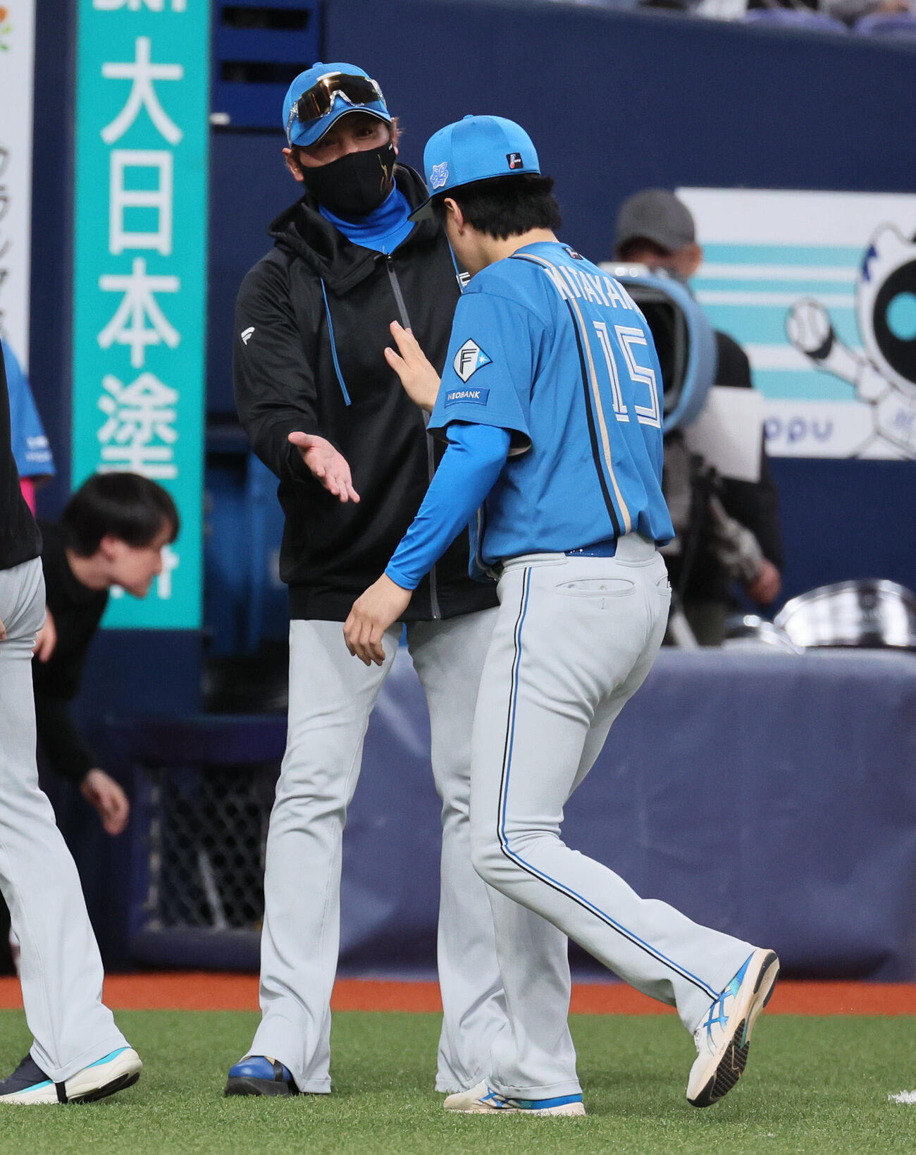 オリックス対日本ハム　3勝目を挙げた日本ハム進藤勇也（右）は新庄剛志監督に迎えられる（撮影・宮崎幸一）