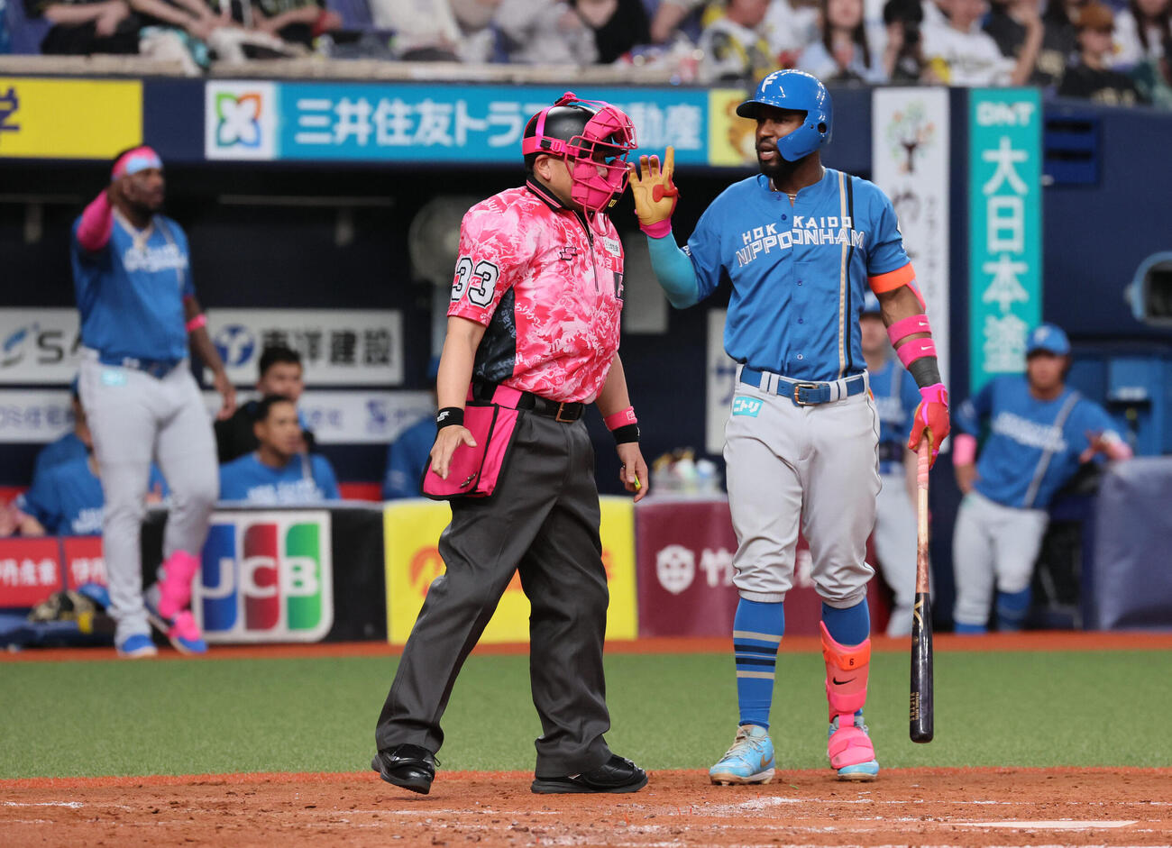 オリックス対日本ハム　5回表日本ハム無死二塁、ロドルファ・カストロが打席で要求したタイムのタイミングを巡り、アンダーソン・エスピノーザとのもめ事が発生する（撮影・宮崎幸一）