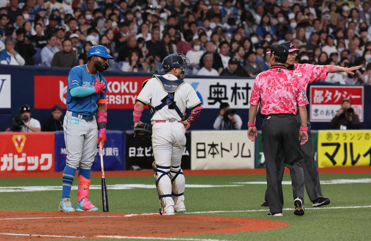 オリックス対日本ハム　5回表日本ハム無死二塁、ロドルファ・カストロが打席で要求したタイムのタイミングを巡り、アンダーソン・エスピノーザとのもめ事が発生する（撮影・宮崎幸一）