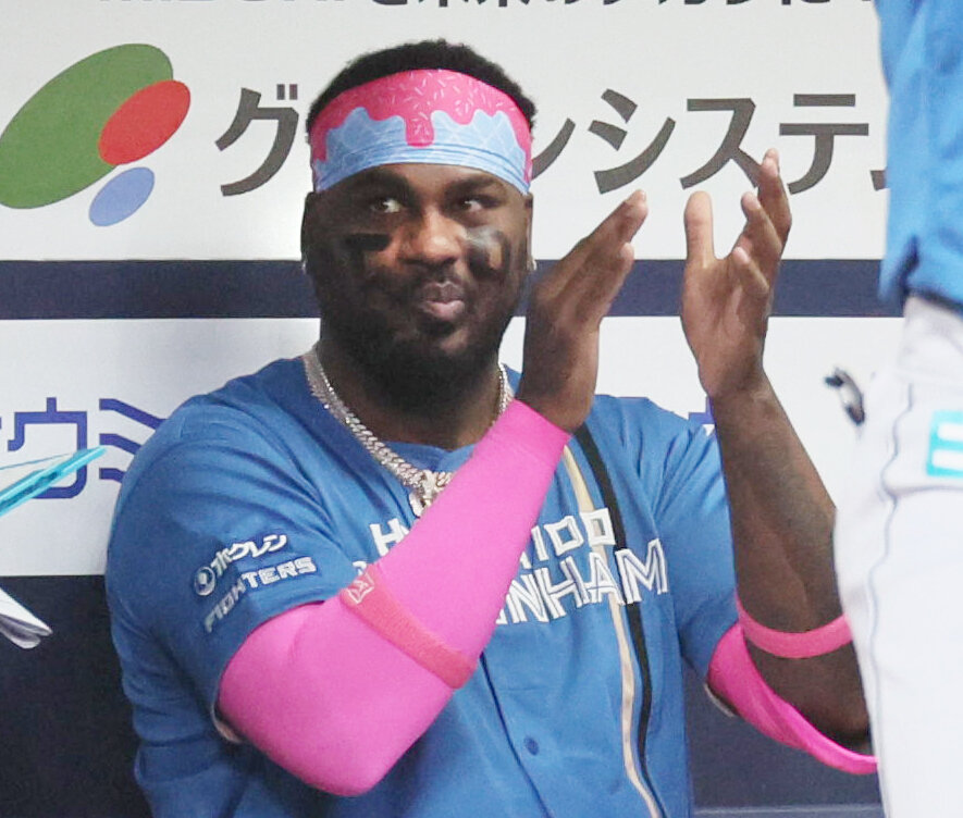 オリックス対日本ハム　母の日で頬に母と妻のイニシャルを書いた日本ハムのフランミル・レイエス（撮影・宮崎幸一）