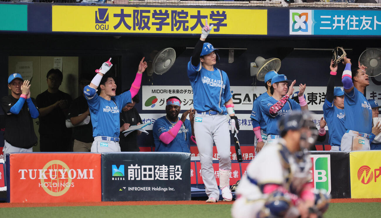 オリックス対日本ハム　5回表日本ハム無死、田宮裕涼の二塁打にわく日本ハムナイン（撮影・宮崎幸一）