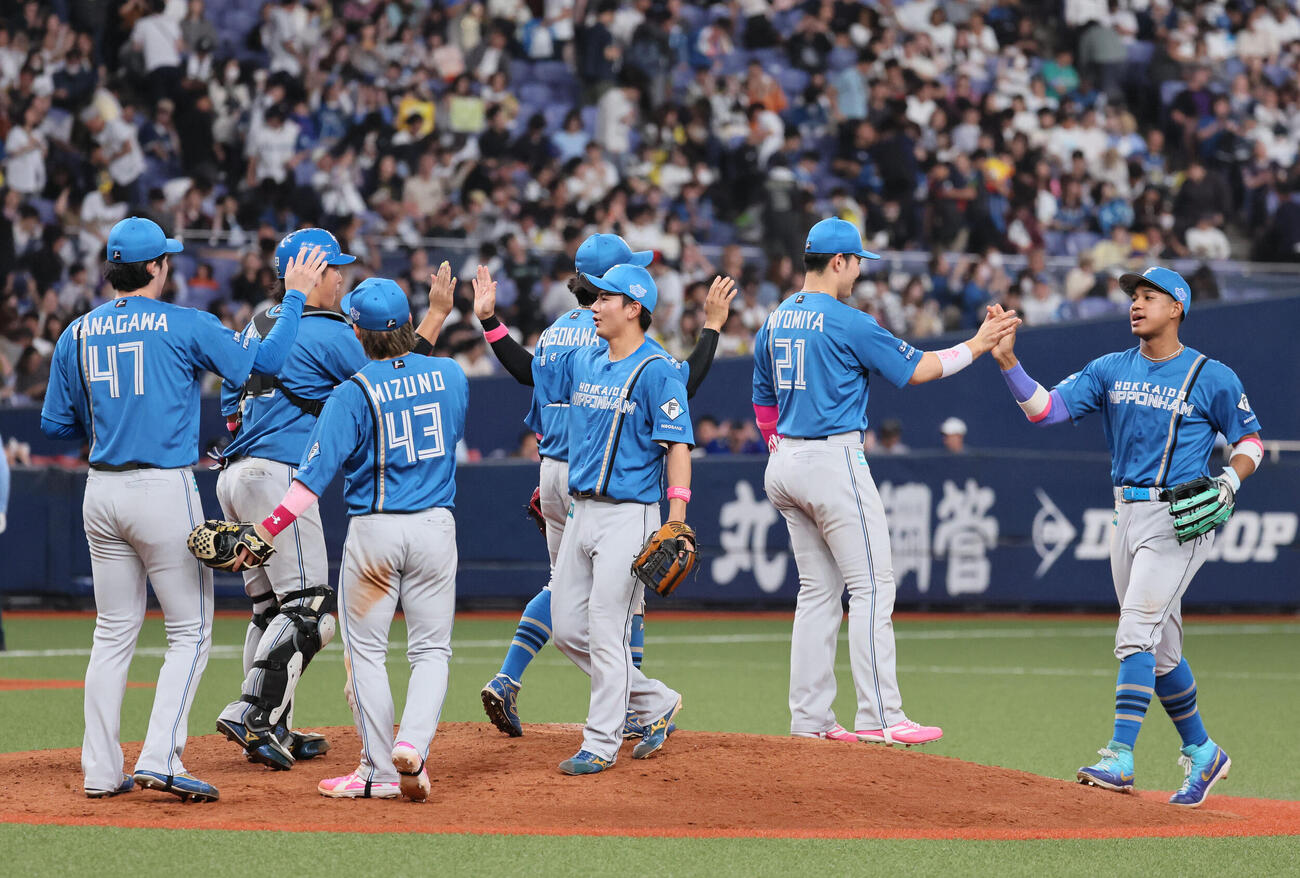 オリックス対日本ハム勝利を祝う日本ハムナイン（撮影・宮崎幸一）