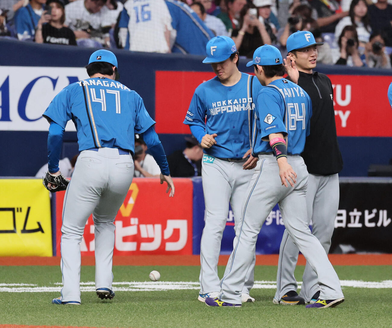 オリックス対日本ハム　3勝目を挙げた日本ハム進藤勇也（中央）は柳川大晟（左）から勝利球を受け取ろうとするが落ちてしまい、そのまま柳川大晟が拾って持って行ってしまう（撮影・宮崎幸一）