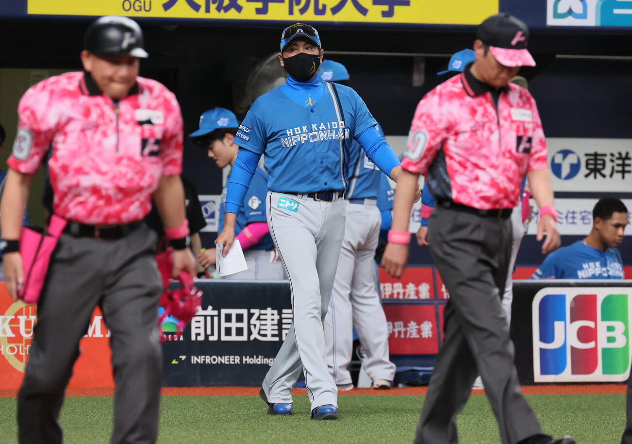 オリックス対日本ハム　メンバー確認に向かう日本ハム新庄剛志監督　（撮影・宮崎幸一）