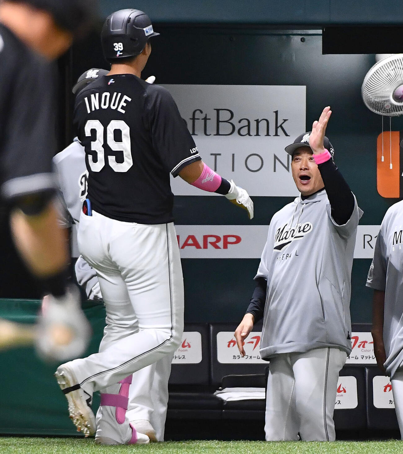 ソフトバンク対ロッテ　2回表ロッテ1死一塁、左中間へ先制2点本塁打を放った井上広大（左）とタッチを交わすサブロー監督（撮影・岩下翔太）