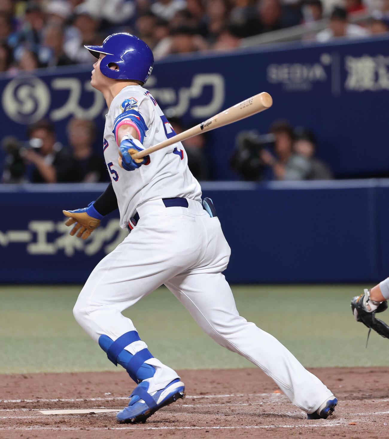 中日対巨人　5回裏中日1死二、三塁、細川成也は中犠飛を放つ（撮影・西尾就之）