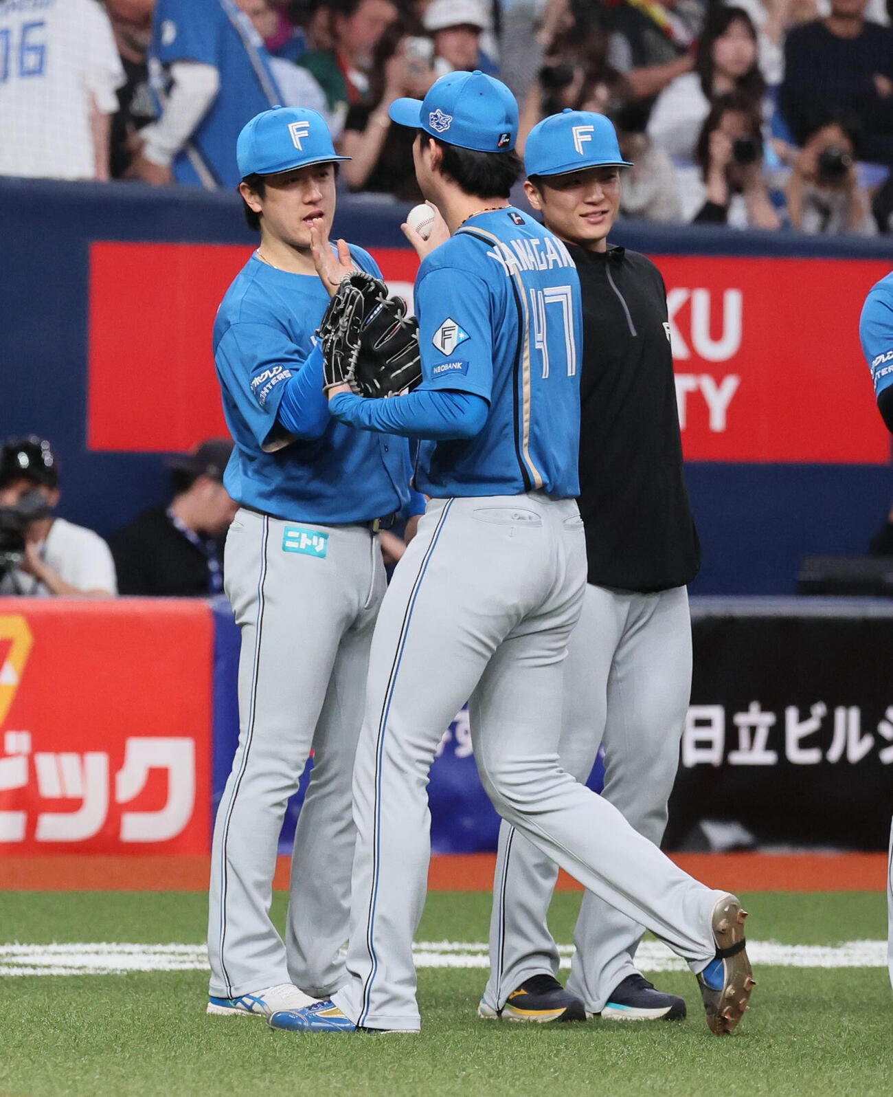 オリックス対日本ハム　3勝目を挙げた日本ハム北山亘基（左）は柳川大晟（中央）から勝利球を受け取ろうとするが落ちてしまい、そのまま柳川大晟が拾って持って行ってしまう（撮影・宮崎幸一）