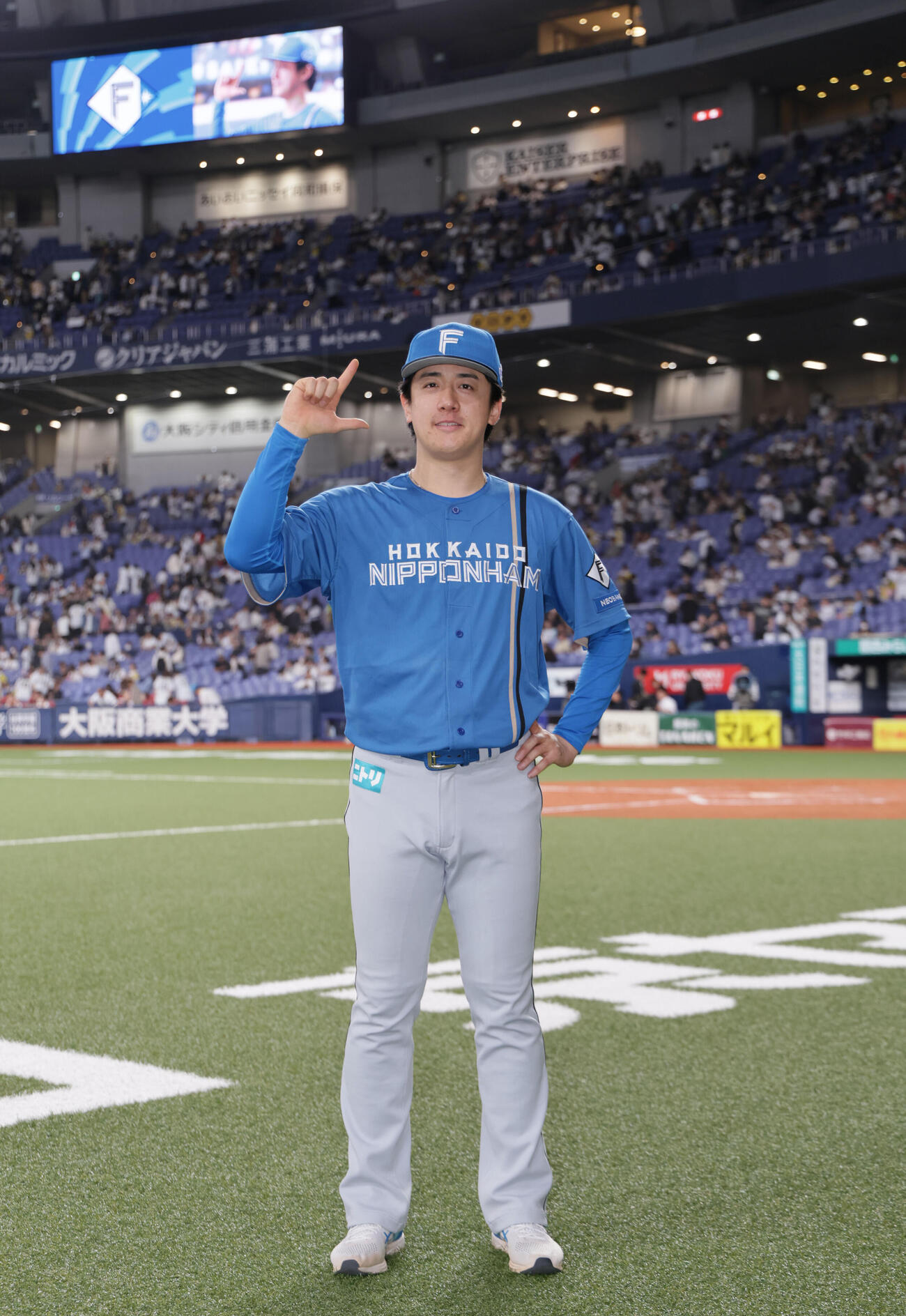 オリックス対日本ハム　3勝目を挙げた日本ハム北山亘基はDOMIIれ！（ドミれ！）ポーズを見せる（撮影・宮崎幸一）