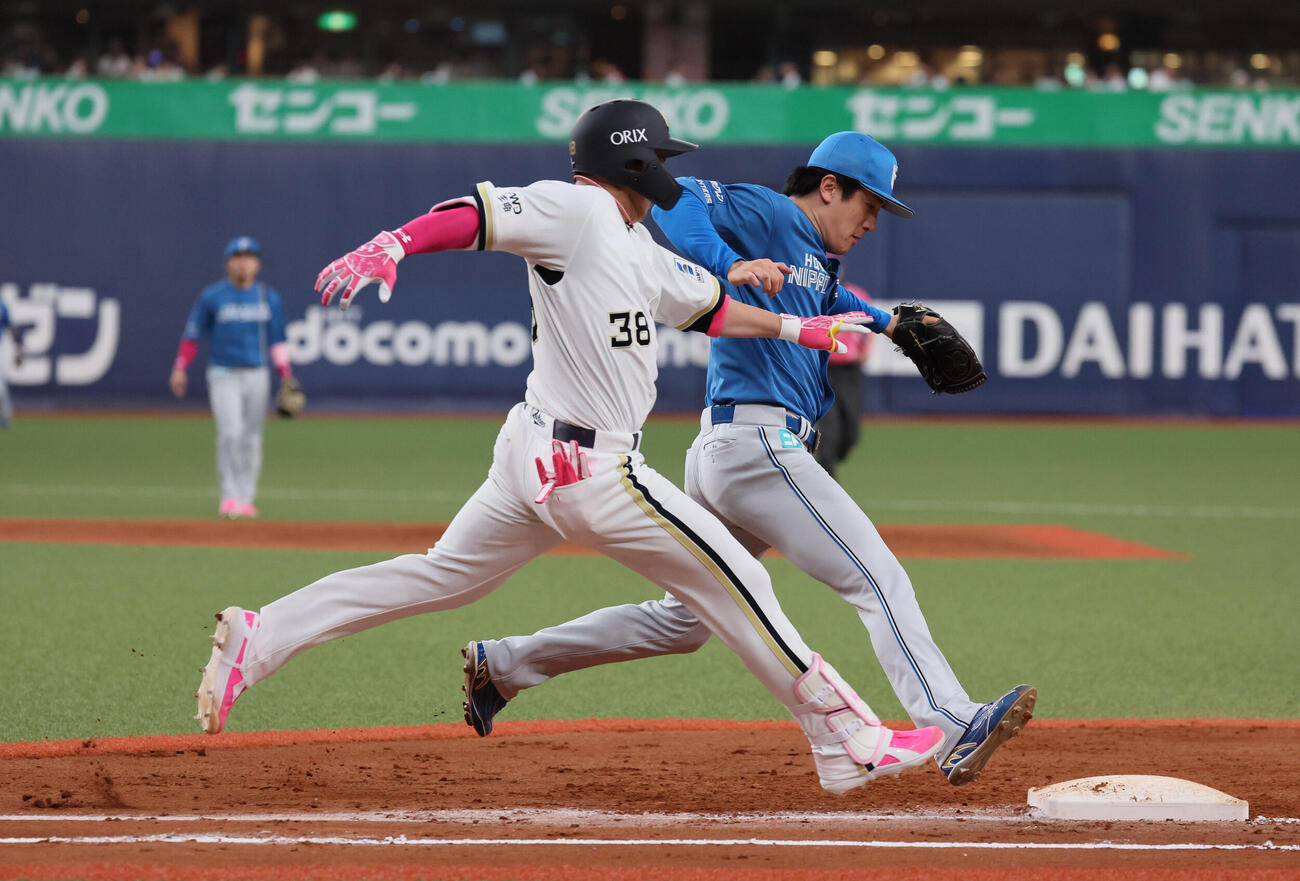 オリックス対日本ハム　7回裏オリックス2死、日本ハム先発の北山亘基はオリックス来田涼斗と一塁駆け込みを競うが一塁内野安打となる（撮影・宮崎幸一）
