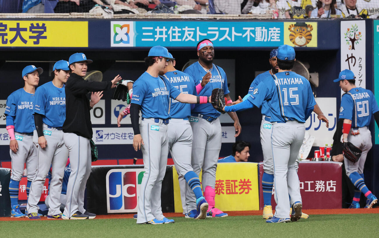 オリックス対日本ハム　8回裏オリック攻撃終了、ピンチを切り抜けた北山亘基を迎える日本ハムナイン（撮影・宮崎幸一）