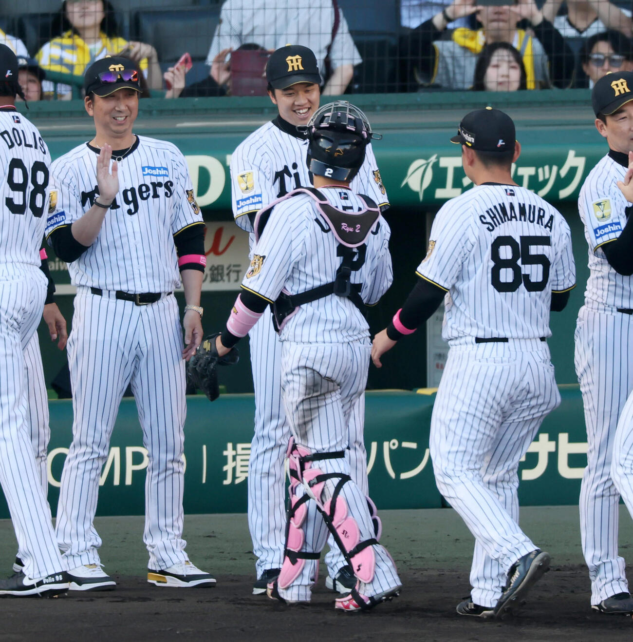 阪神対DeNA DeNAに勝利し梅野隆太郎（右）からウイニングボールを手渡される才木浩人。左は藤川球児監督（撮影・加藤哉）