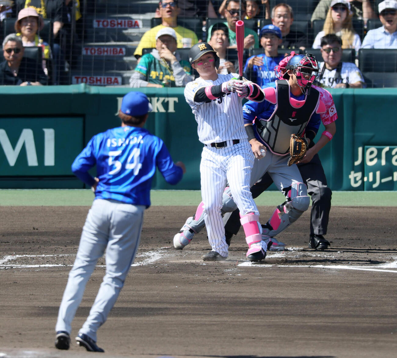 阪神対DeNA 1回裏阪神2死、三振に倒れる森下翔太。投手石田裕太郎（撮影・加藤哉）