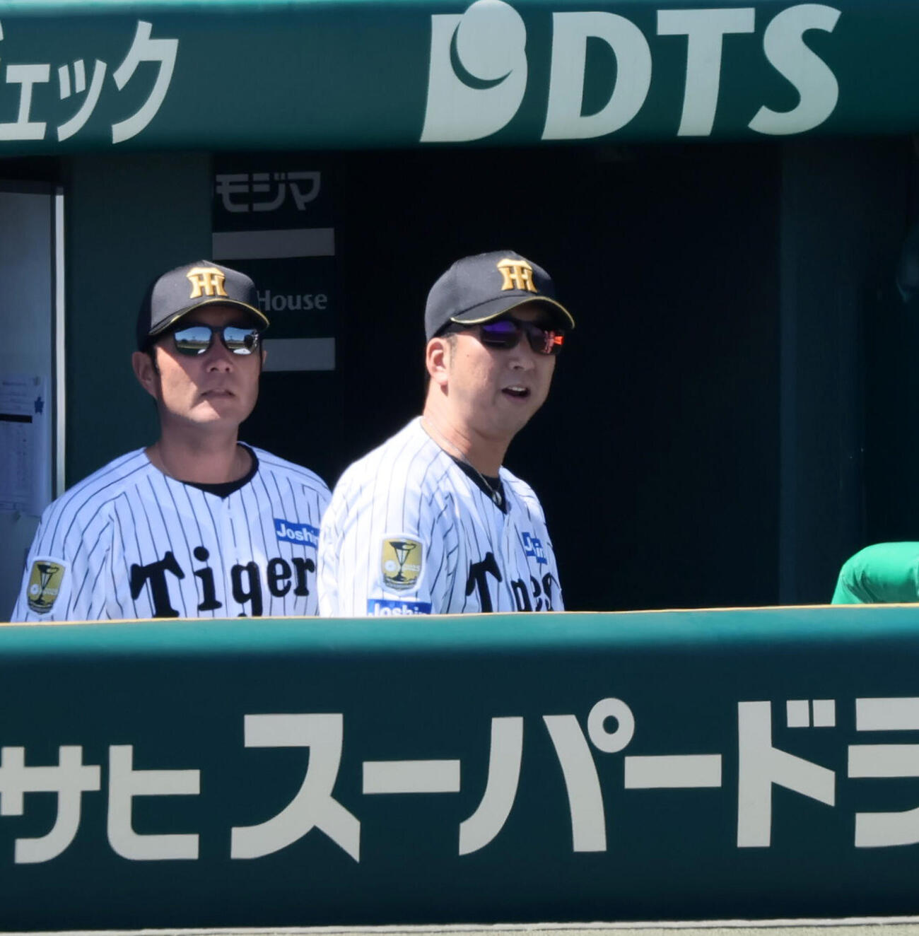 阪神対DeNA 1回表DeNA無死一塁、藤川球児監督は一走三森大貴の二塁判定にリクエストする（撮影・加藤哉）