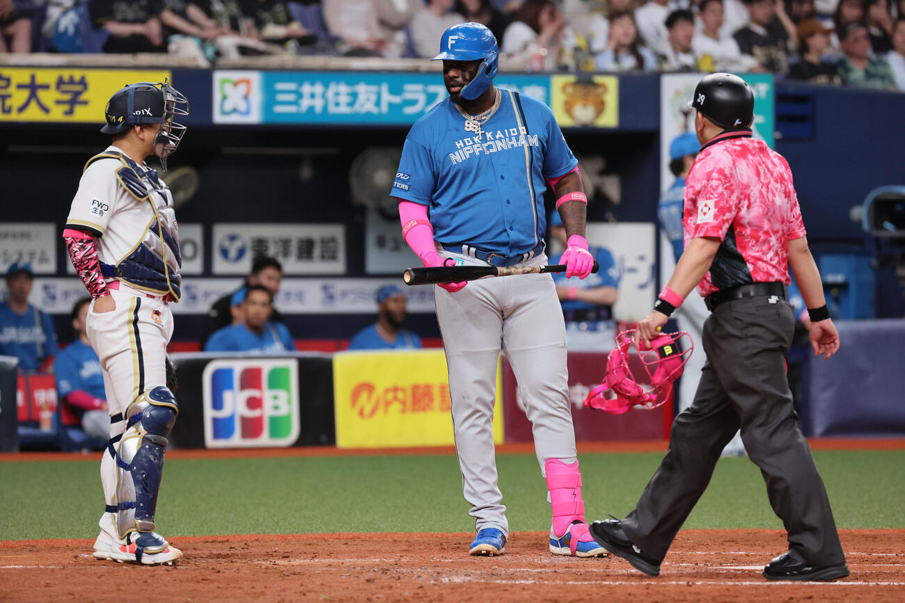オリックス対日本ハム　2回表日本ハム2死一、二塁、フランミル・レイエスは2本目のピンクのバットを折られ、通常のバットに変えるが右飛に倒れる（撮影・宮崎幸一）