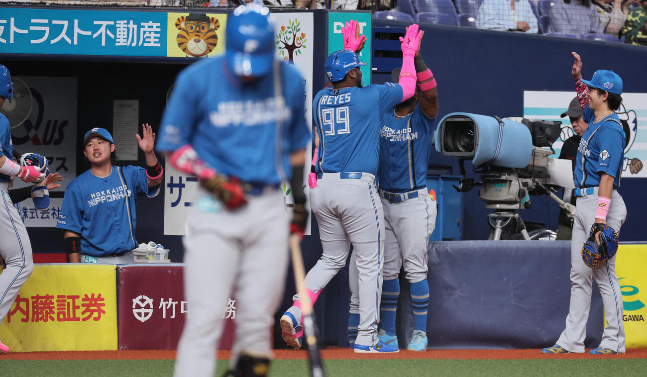 オリックス対日本ハム　1回表日本ハム2死一塁、先制2点本塁打を放ったフランミル・レイエスを迎える日本ハムナイン　（撮影・宮崎幸一）