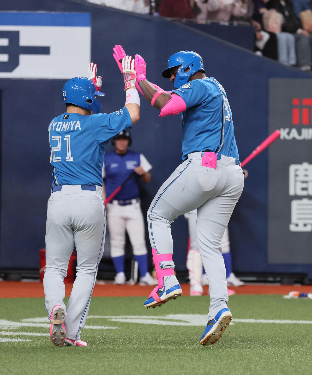 オリックス対日本ハム　1回表日本ハム2死一塁、日本ハムのフランミル・レイエスは先制2点本塁打を放ち、清宮幸太郎（左）とタッチする　（撮影・宮崎幸一）