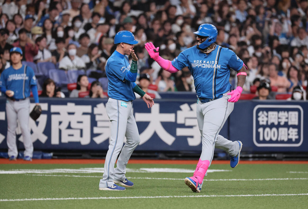 オリックス対日本ハム　1回表日本ハム2死一塁、日本ハムのフランミル・レイエスは先制2点本塁打を放つ　（撮影・宮崎幸一）