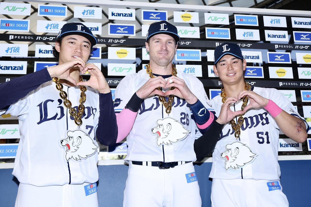 西武対楽天　母の日に因みハートマークを作り写真に納まる西武の、左から菅井信也、ネビン、西川愛也（撮影・河田真司）