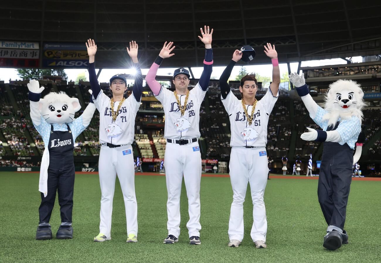 西武対楽天　楽天に勝利し声援に応える西武の、左から菅井信也、ネビン、西川愛也（撮影・河田真司）