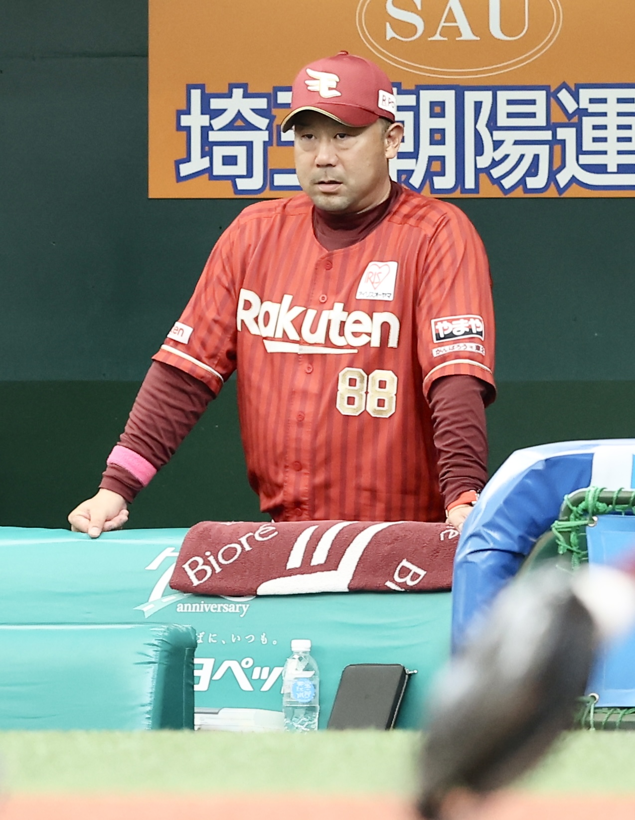 西武対楽天　8回裏、戦況を見守る三木肇監督（撮影・河田真司）