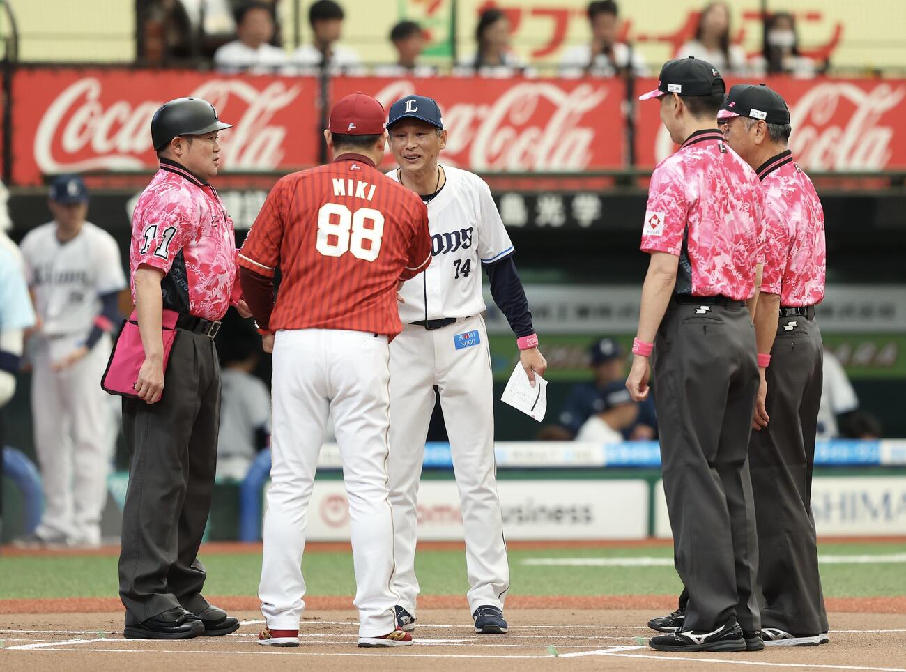 西武対楽天　開始前、楽天三木肇監督（手前）とメンバー表交換する西武西口文也監督（撮影・河田真司）