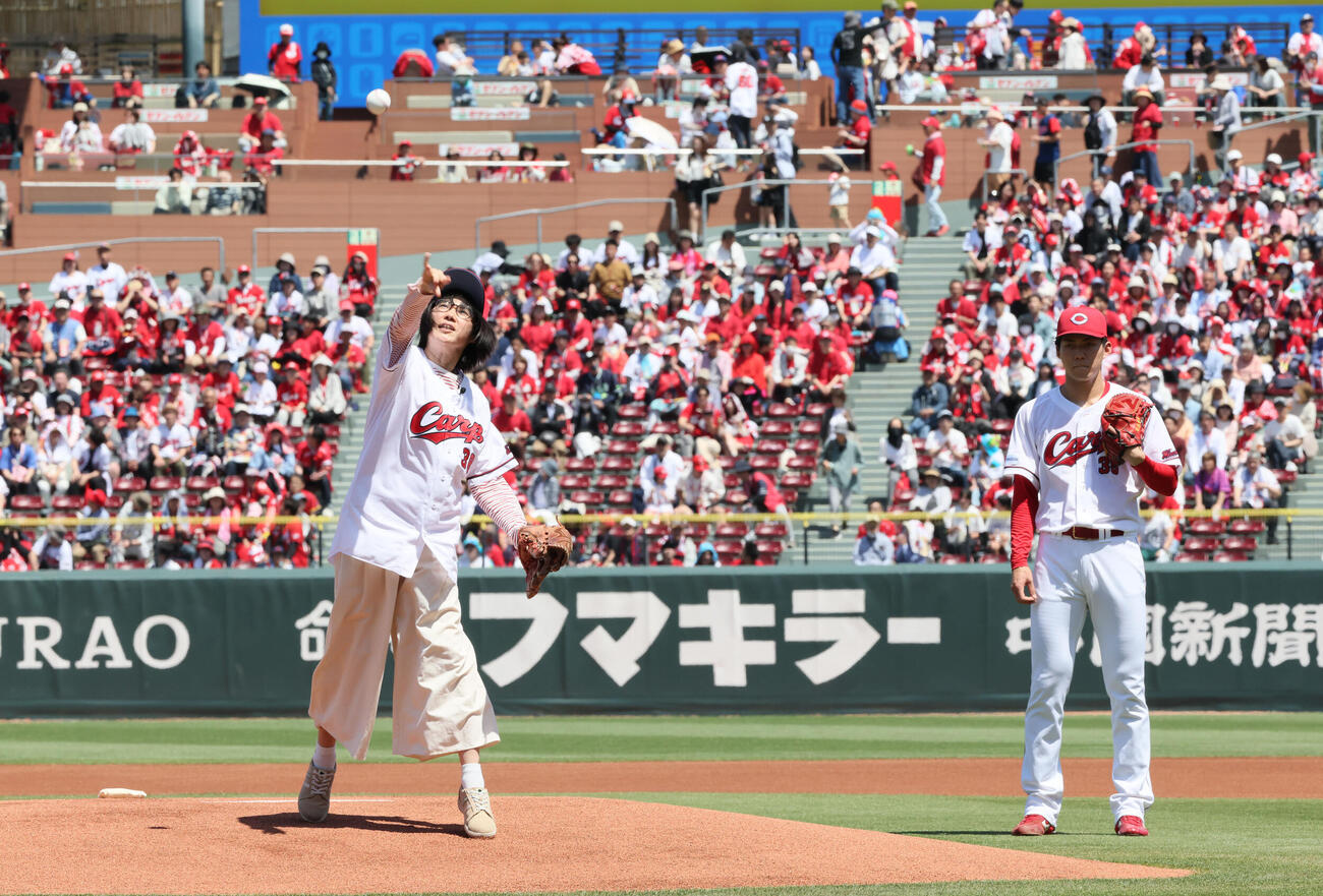 広島対ヤクルト　始球式で投げる母、恵美さん（左）と見守る赤木晴哉（撮影・加藤孝規）