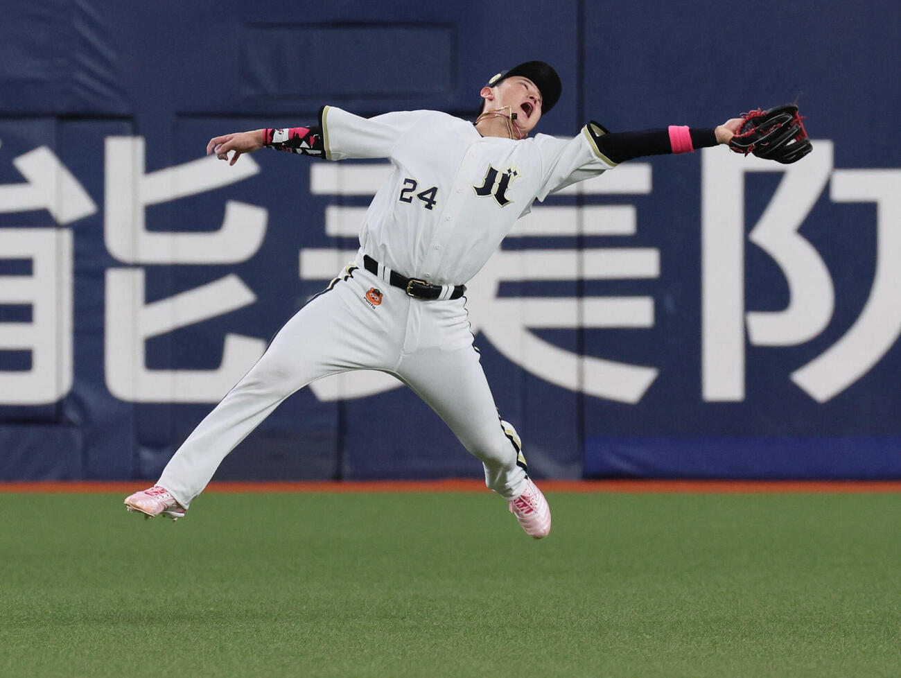 オリックス対日本ハム　4回表日本ハム1死二塁、紅林弘太郎は万波中正の遊飛を候補し、二走の併殺を願うがわずかに間に合わず（撮影・宮崎幸一）