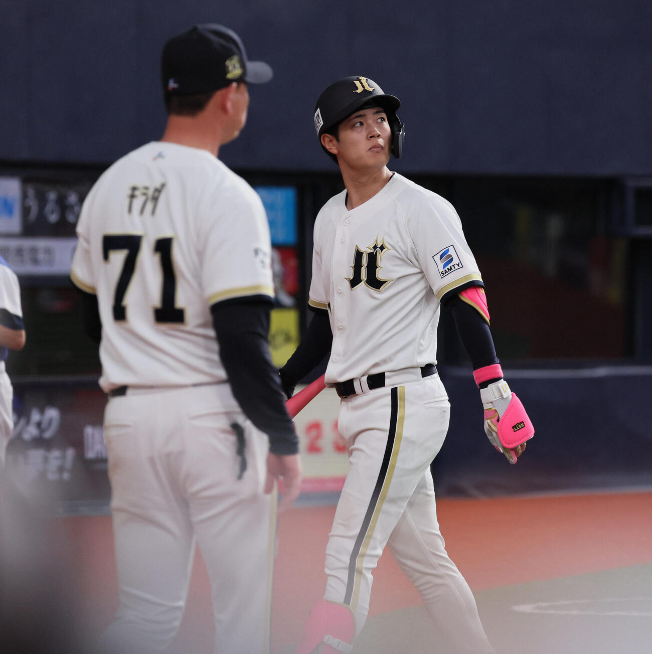 オリックス対日本ハム　6回裏オリックス2死、三塁に倒れた太田椋と交代を告げに出る岸田護監督（撮影・宮崎幸一）