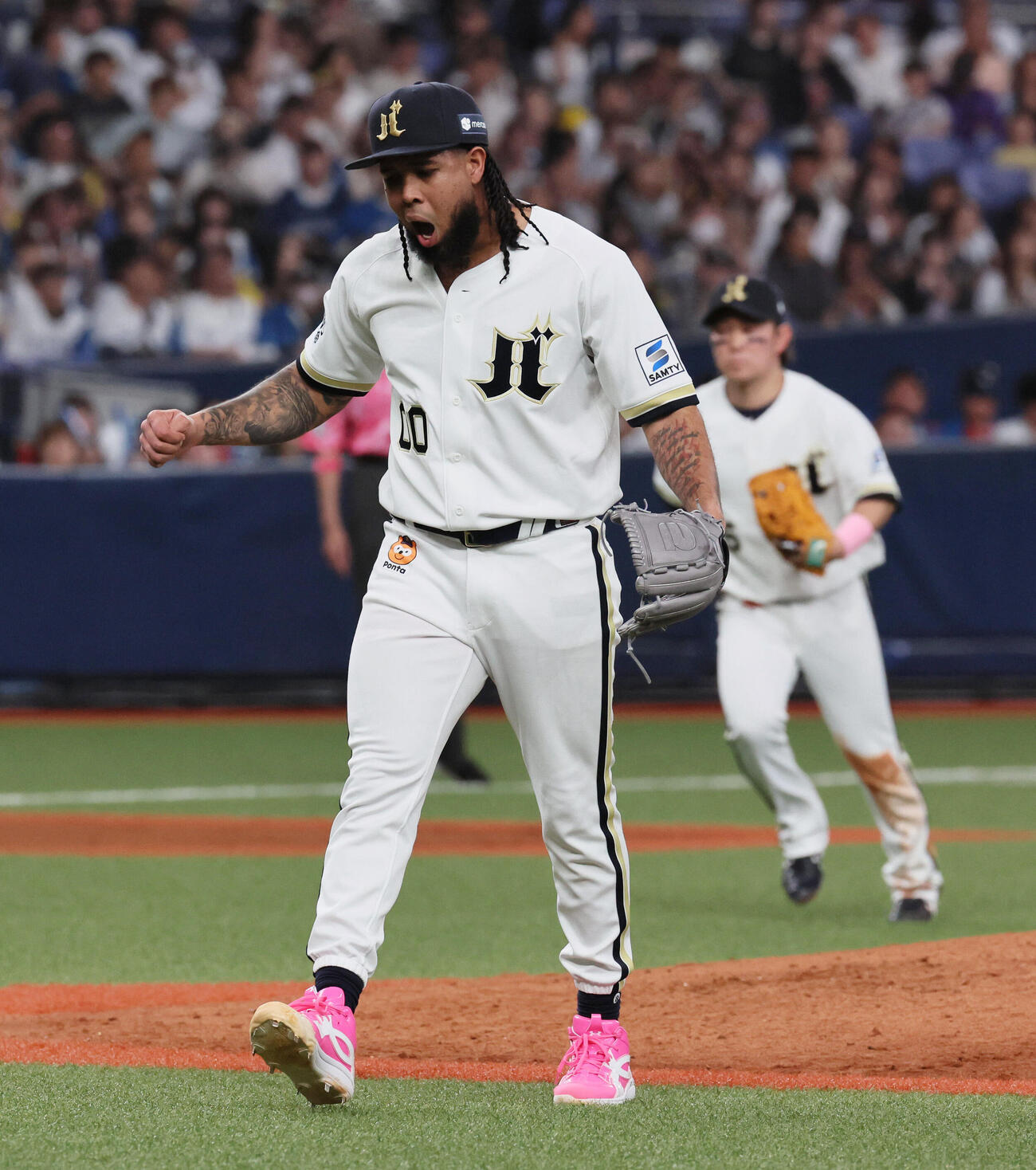 オリックス対日本ハム　6回表までを2失点に抑えたアンダーソン・エスピノーザはグラブをたたいてベンチに戻る、（撮影・宮崎幸一）